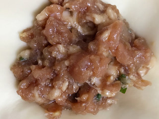 8、汁多味美的鲜肉包,取一张包子皮包馅。