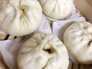 10、汁多味美的鲜肉包,放入蒸笼二次醒发15分钟，冷水上锅，蒸20-25分钟（视包子大小决定时间）。蒸熟后不要立刻开锅，等5分钟左右，这样开锅后包子不易塌陷。叮咚，肉馅饱满、汁多味美的鲜肉包出锅了。