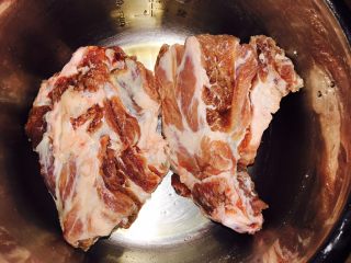 1、拆骨肉袋,猪颈骨2块化透