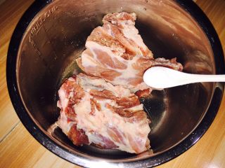 2、拆骨肉袋,放少许盐