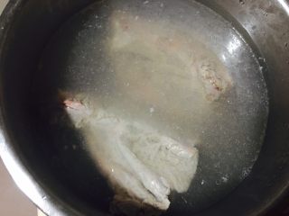 3、拆骨肉袋,放滚开水焯一下