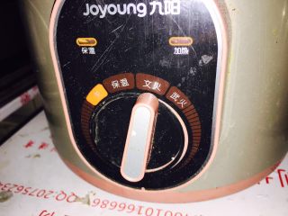 6、拆骨肉袋,九阳电沙锅开文火开始炖煮（我是前天晚上10:30分开火至第二天早上起来6:00左右关火）颈骨是用筷子轻松脱骨的