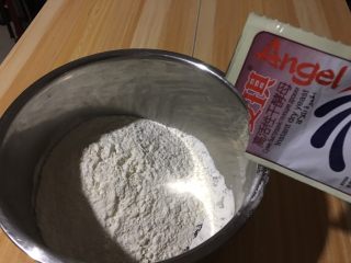 7、拆骨肉袋,面粉放1.5g安琪酵母粉