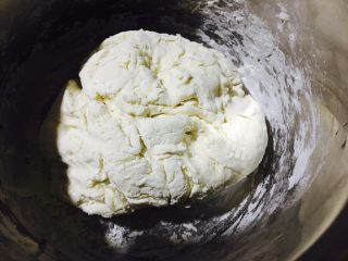 10、拆骨肉袋,搅成面团