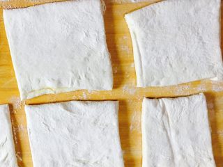 16、拆骨肉袋,对折后按压痕切开