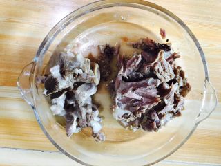 23、拆骨肉袋,用筷子将骨肉分离