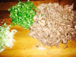25、拆骨肉袋,青尖椒、葱段、拆骨肉切碎