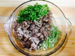 26、拆骨肉袋,放香油少许生抽少许拌匀！（我这个没拌匀只因小盆友不吃辣）