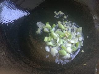 9、地三鲜,不用再放油,底油就够了,下入葱姜碎煸香。