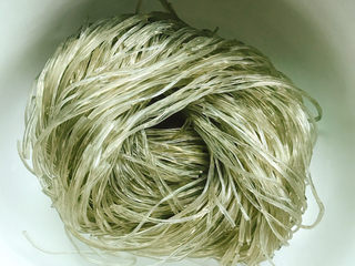 1、粉条炒肉,准备一块红薯粉