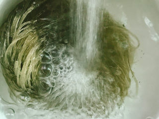 2、粉条炒肉,加入温水