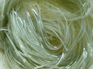 4、粉条炒肉,2小时后的粉已经泡软了