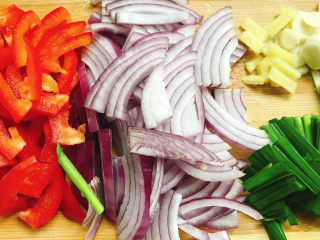 6、粉条炒肉,其他食材切丝切末备用。