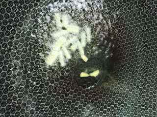 8、粉条炒肉,下姜末爆出香味