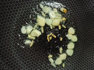 9、粉条炒肉,下蒜末