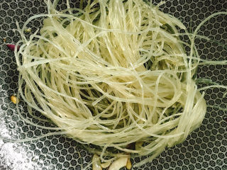 16、粉条炒肉,放入泡发好的红薯粉