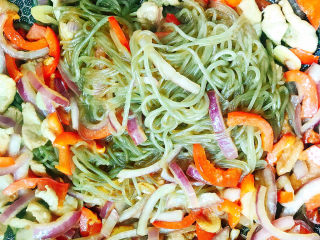 21、粉条炒肉,拌匀