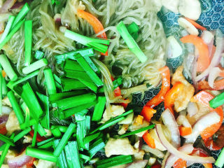 22、粉条炒肉,倒入韭菜翻炒两分钟即可。