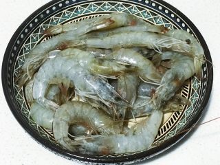 1、浅湘食光&食蔬干锅虾,虾洗净开背去虾线，加点盐腌一会儿