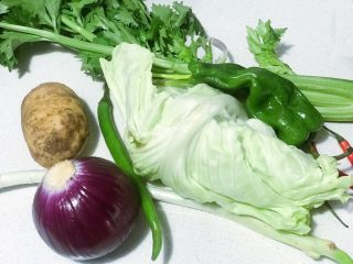 2、浅湘食光&食蔬干锅虾,准备各种蔬菜，如：土豆、包菜、藕....