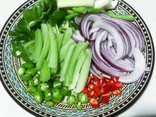 3、浅湘食光&食蔬干锅虾,芹菜、洋葱、青椒、红尖椒、绿长椒、大葱切段准备好