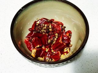 4、浅湘食光&食蔬干锅虾,准备干辣椒、花椒