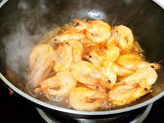 8、浅湘食光&食蔬干锅虾,虾变色，沥干油装盘待用