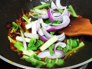 11、浅湘食光&食蔬干锅虾,加入洋葱、大葱、青椒....