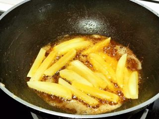 9、浅湘食光&食蔬干锅虾,炸土豆、藕等，炸好装盘待用