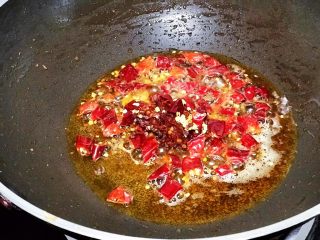 10、浅湘食光&食蔬干锅虾,干辣椒、花椒、豆瓣、糖（少量）炒香，加一点点火锅底料（可以不放）