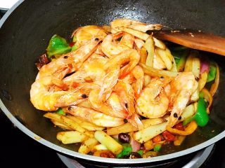 12、浅湘食光&食蔬干锅虾,加入炸过的土豆、虾，炒匀