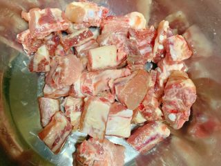 1、排骨烧土豆,排骨斩段洗干净泡出血水