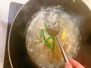 3、排骨烧土豆,水开后打去浮沫后捞出