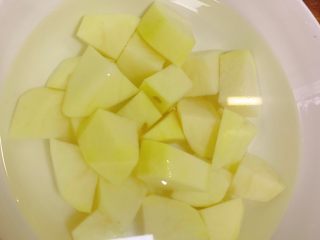 6、排骨烧土豆,土豆切块泡水,防止变黑