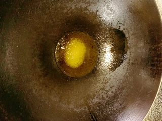 7、排骨烧土豆,少许油,下白糖炒糖色