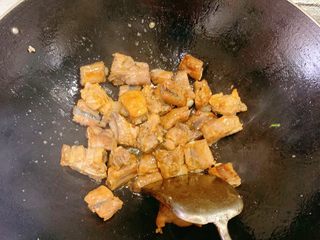 9、排骨烧土豆,倒入排骨煸炒