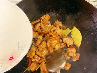 11、排骨烧土豆,炒香后加入高汤或者开水、小半瓶啤酒