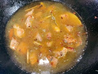 12、排骨烧土豆,没过排骨多一点,因为等会还要煮土豆