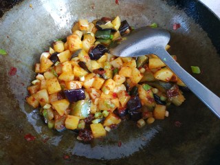 14、鱼香二丁,放入土豆丁翻炒