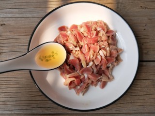 6、酸辣鸡胗,加适量的盐和料酒抓拌均匀腌制15分钟。