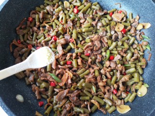 15、酸辣鸡胗,加适量鸡精。