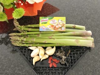 1、上汤芦笋,准备食材：芦笋+干黑莫尔+大蒜+枸杞+高汤块，
