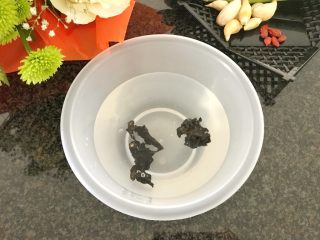 4、上汤芦笋,我们先把黑莫耳，提前2小时浸泡在清水里，