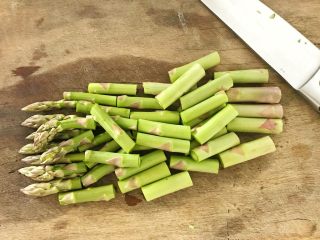 5、上汤芦笋,芦笋切去老根部，再切成1寸段备用，（樱桃今天芦笋很嫩，根部就没有切去），