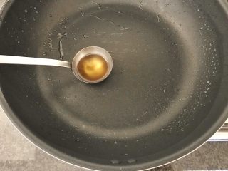 7、上汤芦笋,锅中倒入半汤匙橄榄油，开大火，