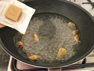 11、上汤芦笋,再把高汤块加进来，