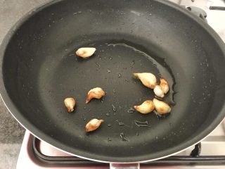 9、上汤芦笋,用小火煎至金黄，