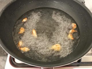 10、上汤芦笋,加入开水，开大火，