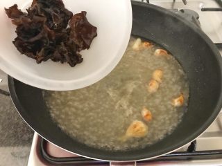 12、上汤芦笋,再将黑莫耳也加进来，盖上锅盖，