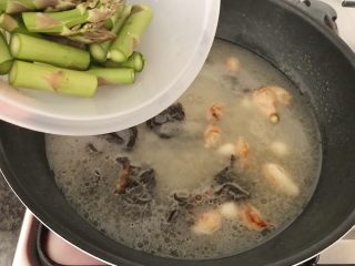 14、上汤芦笋,5分钟后，当黑莫耳变软，再把芦笋加进来，当芦笋变绿后，加入枸杞，1分钟后就可以出锅了！